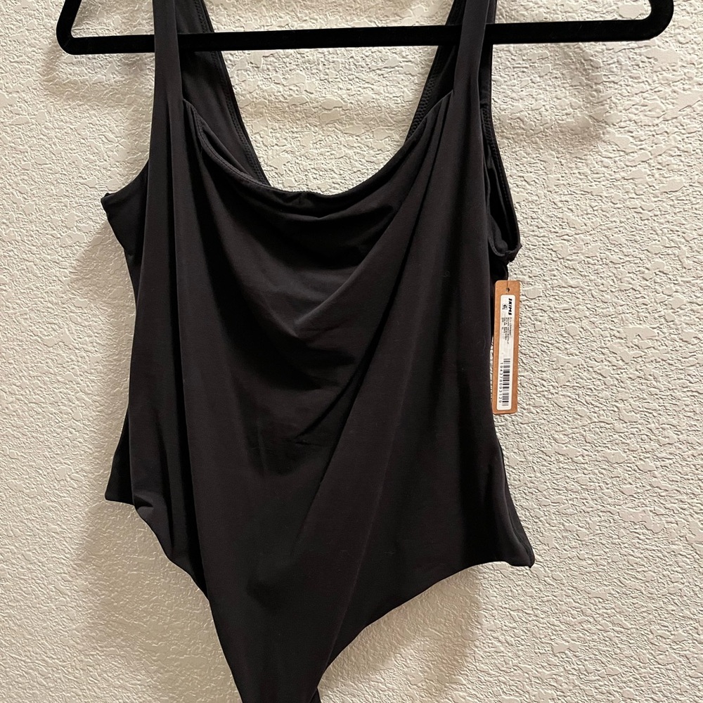 NWT- SKIMS Fits everybody square neck bodysuit